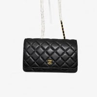 شنطة نسائية سوداء مبطنة كروس بتصميم أنيق