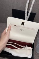 شنطة نسائية أوف وايت مبطنة بسلسلة ذهبية