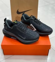 حذاء نايكي رجالي بتصميم رياضي أسود بالكامل