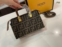 حقيبة نساء من فندي