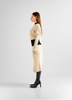 طقم تريكو كنزة مع تنورة بيج وأسود