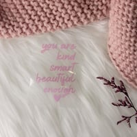 استيكر السيارة بعبارة تشجيعية هو تفصيل بسيط لكنه ي...