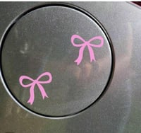 استيكر السيارة بشكل فيونكة هو تفصيل بسيط لكنه يصنع...