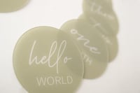 تاق عمر طفل اكريلك أخضر زيتي