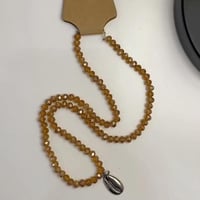 سلسال بخرز بني لامع وتعليقه صدف فضي