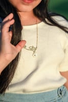 سلسال بناتي بالاسم مع ورده صدف طبيعي _متجر تفاصيل