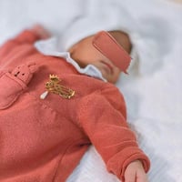 بروش بالاسم مع تاج وحبة لولو - متجر تفاصيل