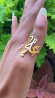 خاتم نسائي انيق بالاسم - متجر تفاصيل
