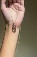 قلادة الحرف بتصميم انيق وعصري- متجر تفاصيل