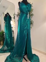 فستان بلون زمردي مع ثنيات ناعمه يبرز الخصر بطريقة...