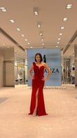 فستان أحمر جذاب بورود بارزة على الصدر بفتحة الساق