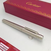 قلم حبر جاف من ماركة كارتير(Cartier) باللون الفضي