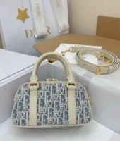 تشكيلة متنوعة من حقائب اليد النسائية من ماركة ديور...