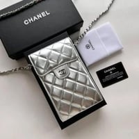 حقيبة صغيرة من ماركة "شانيل" (Chanel ) باللون الفض...