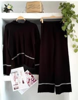 طقم نسائي من ماركة تشانبل Chanel مكون من قطعتين با...