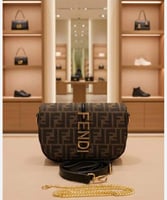 تشكيلة متنوعة من حقائب اليد النسائية من ماركة فندي...