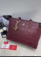 حقايب يد نسائية منقوشة بشعار CH من ماركة كارولينا...