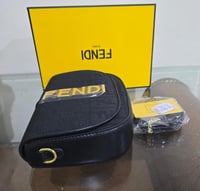 تشكيلة متنوعة من حقائب اليد النسائية من ماركة فندي...