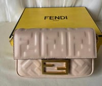 تشكيلة متنوعة من حقائب اليد النسائية من ماركة فندي...