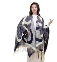 شال نسائي فاخر – نقش كحلي وأبيض أنيق