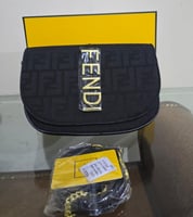 تشكيلة متنوعة من حقائب اليد النسائية من ماركة فندي...