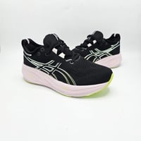 حذاء رياضي نسائي من ماركة اسكس