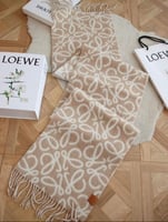 شال نسائي وجهين من ماركة لوي (Loewe) مصنوع من الصو...