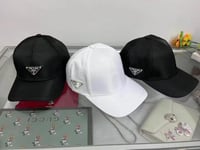 تشكيلة متنوعة من قبعات برادا( PRADA)