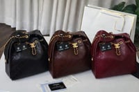 مجموعة جديدة من حقائب اليد النسائيه من ماركه شانيل...