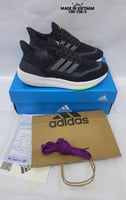 حذاء رجالي من ماركة أديداس