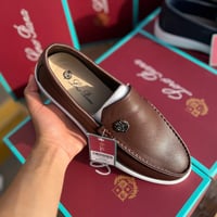 حذاء رجالي من ماركة لورو بيانا