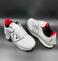 حذاء رياضي رجالي من ماركة نيوبلانس(New balance)