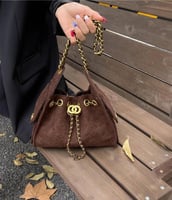 تشكيله جديدة من حقائب اليد النسائيه من ماركه شانيل...