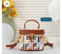 تشكيلة متنوعة من حقائب اليد النسائية من ماركة فندي...