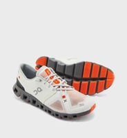 حذاء رياضي من ON Running Cloud X – أبيض وبرتقالي