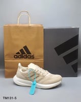 حذاء رياضي من أديداس بالوان البيج