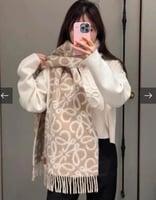 شال نسائي وجهين من ماركة لوي (Loewe) مصنوع من الصو...