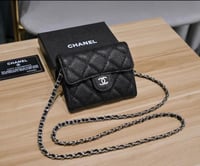 محفظة من ماركة "شانيل" (Chanel Wallet on Chain) با...