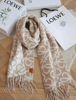 شال نسائي وجهين من ماركة لوي (Loewe) مصنوع من الصو...