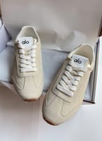 حذاء نسائي من ماركة الو (Alo