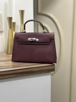 حقيبه نسائيه من ماركة جيس(GUESS)باللون العنابي الم...