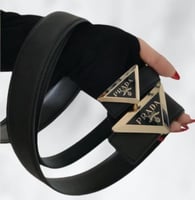 حزام برادا نسائي فاخر – جلد أسود بمشبك ذهبي مثلثي