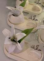 ابيض مع ورقه اخضر