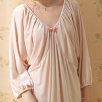 قميص فاخر من القطيفة الناعمة بتصميم أنثوي وأنيق