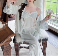 بيجاما الأنوثة من القطيفة الفاخرة وتفاصيل أنيقة مك...