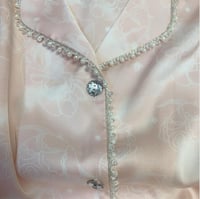 بيجاما من الساتان الفاخر مزينة بالخرز واللؤلؤ الأن...