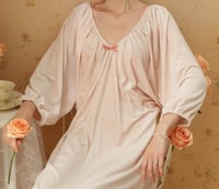 قميص فاخر من القطيفة الناعمة بتصميم أنثوي وأنيق