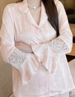 بيجاما من الساتان الفاخر مزينة بالخرز واللؤلؤ الأن...