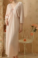 قميص فاخر من القطيفة الناعمة بتصميم أنثوي وأنيق