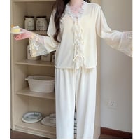 بيجاما الأنوثة من القطيفة الفاخرة وتفاصيل أنيقة مك...